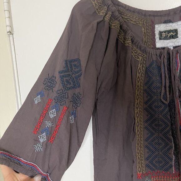 BIYA Johnny Was Mauve gray aztec embroidered knit blouse top size Small - Picture 5 of 5